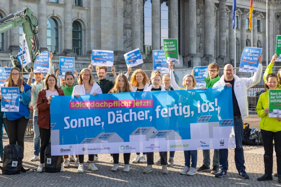 Aktion zur Solardachplicht und Gebäudesanierung vor dem Bundestag